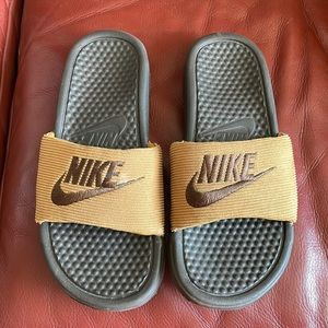 Nike Benassi slides